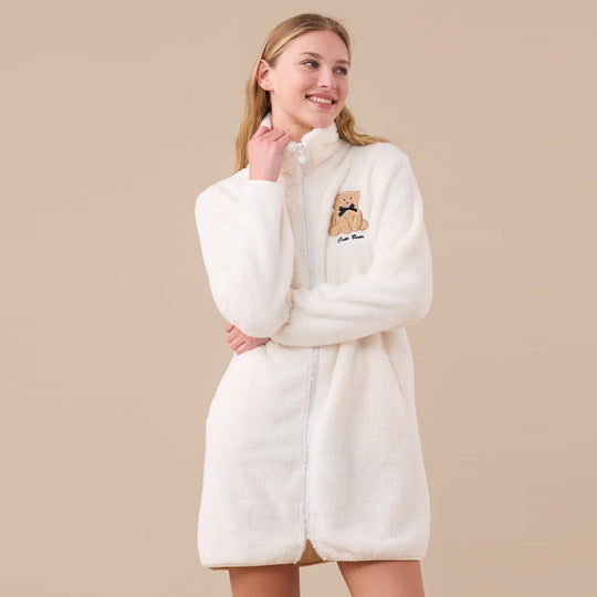 GE3008 - Vestaglia donna in eco pelliccia con zip ed applicazione con orso e tasche