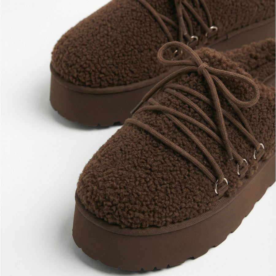 69210-0 - Pantofole da donna marroni con fodera in sherpa e suola con plateau.