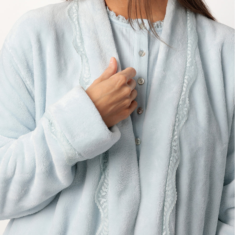 67289-0 - Vestaglia sciallata in coral con dettaglio in macramè sul bordo