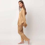 62550-0 - Pigiama in raso aperto avanti con piume sulle maniche