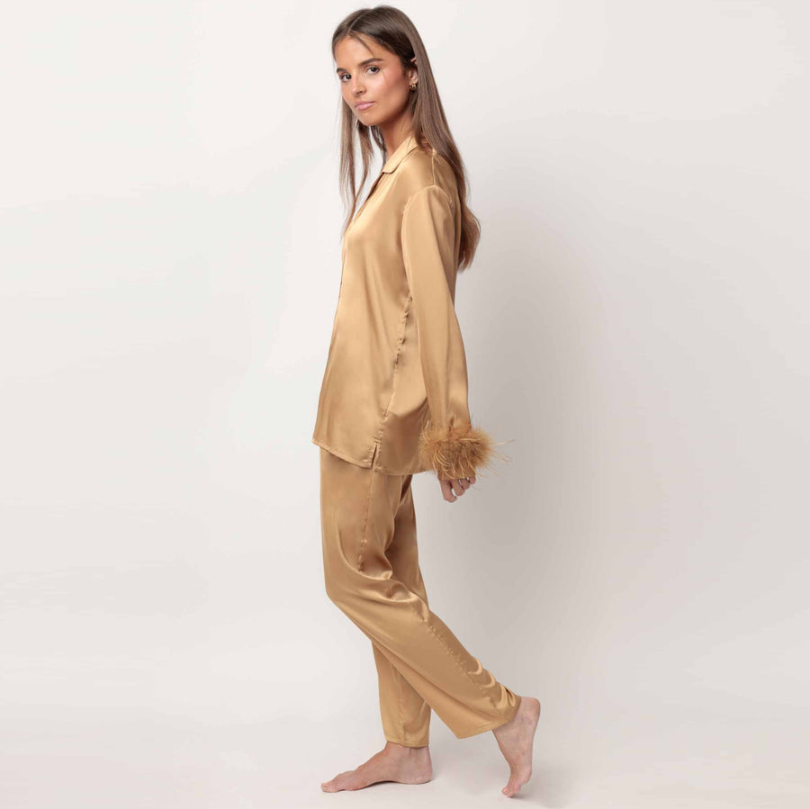 62550-0 - Pigiama in raso aperto avanti con piume sulle maniche