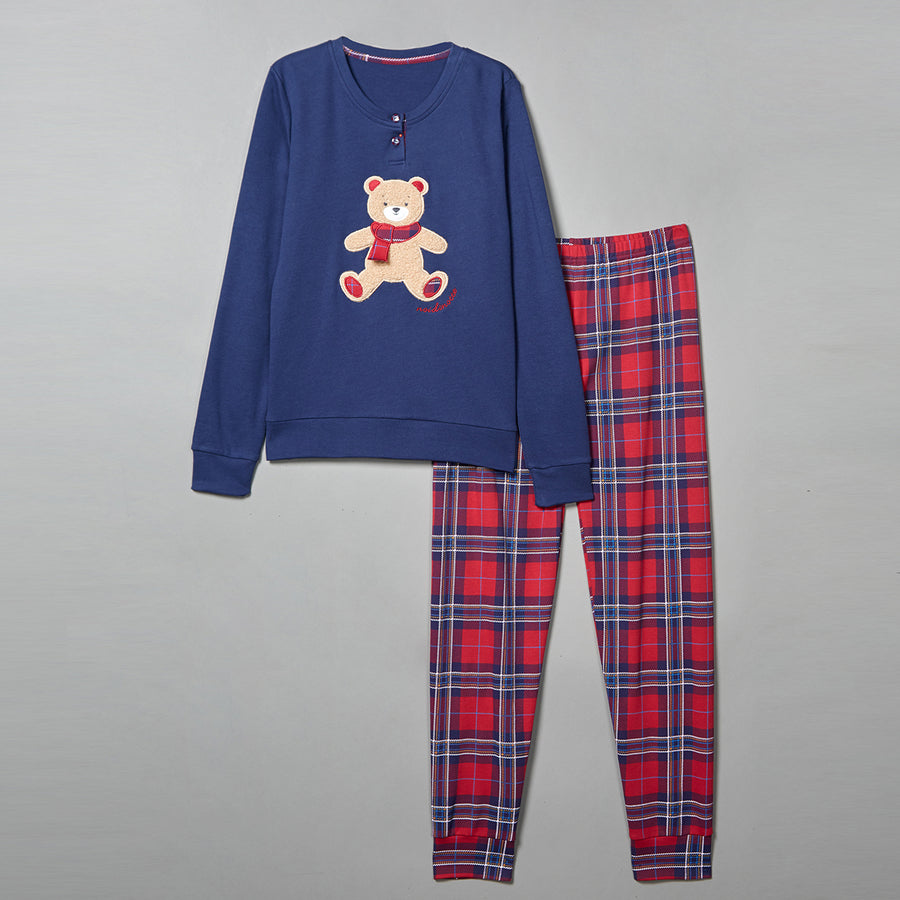 FT701AS - Pigiama unisex caldo cotone top blu con orso in eco-agnellino applicato e pantalone rosso con polsino e stampa scozzese