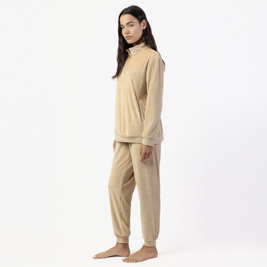 63649-0 - Morbido pigiama in velluto elasticizzato double-face, collo alto con zip e pantaloni lunghi