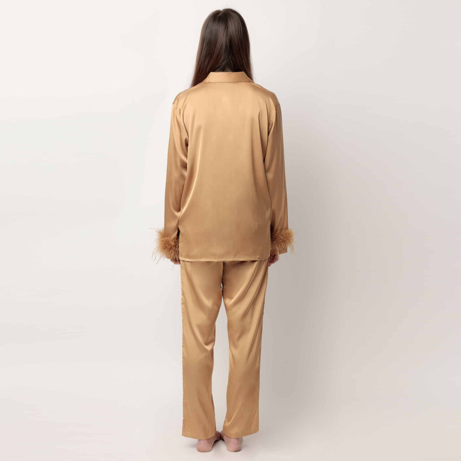 62550-0 - Pigiama in raso aperto avanti con piume sulle maniche