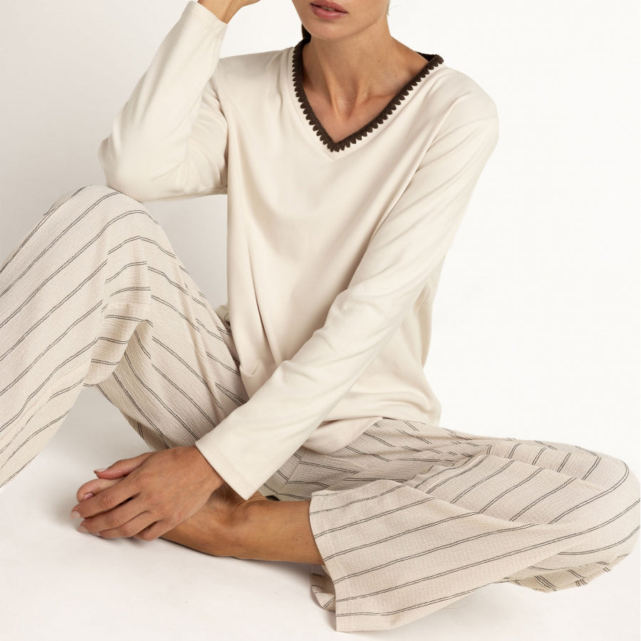 64644-0 - Pigiama in morbida maglia di microfibra con maniche lunghe, scollo a V e pantaloni lunghi