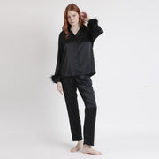 62550-0 - Pigiama in raso aperto avanti con piume sulle maniche