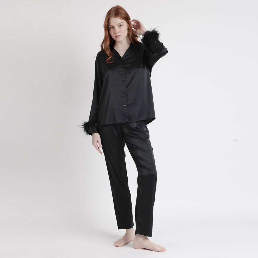 62550-0 - Pigiama in raso aperto avanti con piume sulle maniche