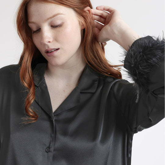 62550-0 - Pigiama in raso aperto avanti con piume sulle maniche