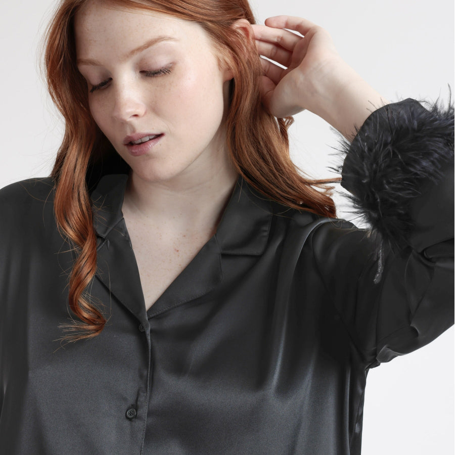 62550-0 - Pigiama in raso aperto avanti con piume sulle maniche