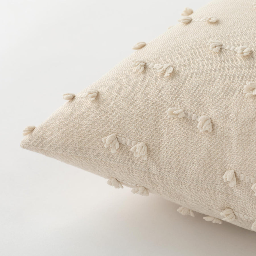 Cora Cuscino Arredo 40x60cm con applicazioni a rilievo