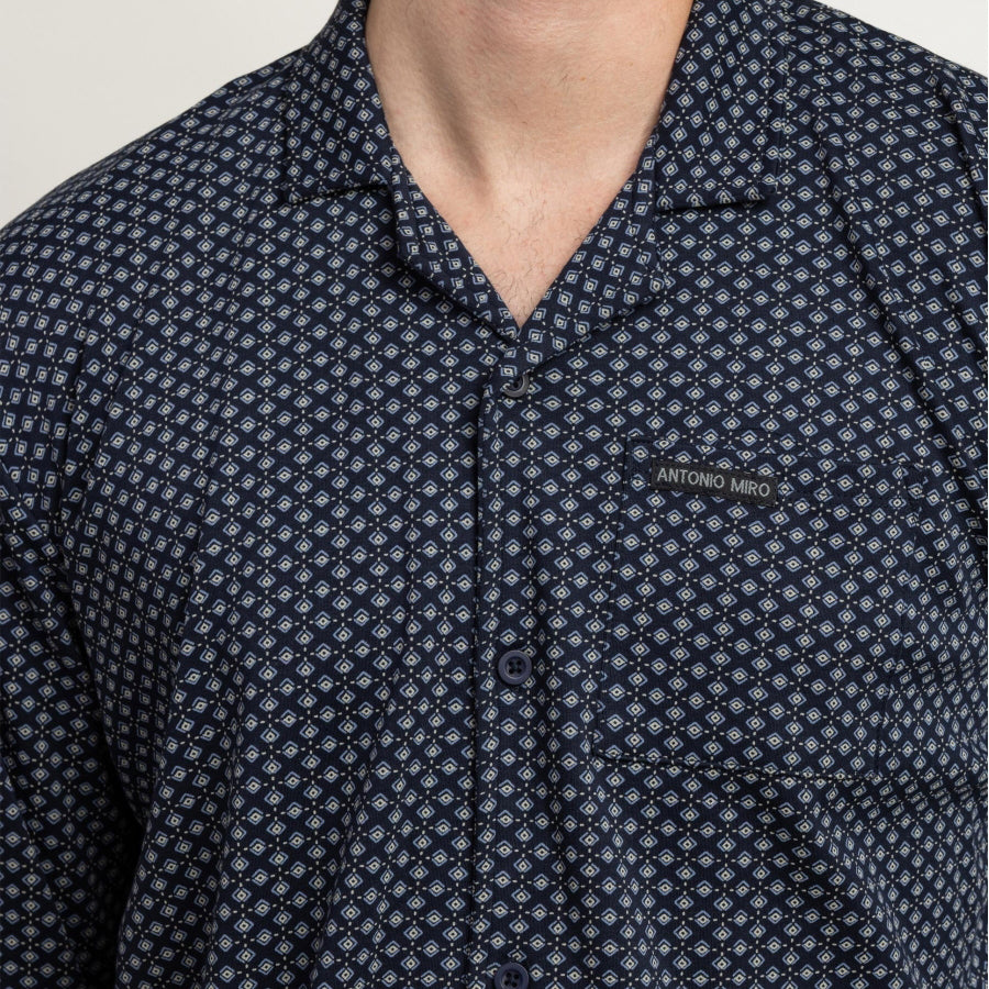 64182-0 - Pigiama a maniche lunghe in maglia interlock di cotone con colletto a revers e pantaloni lunghi.