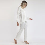 62550-0 - Pigiama in raso aperto avanti con piume sulle maniche