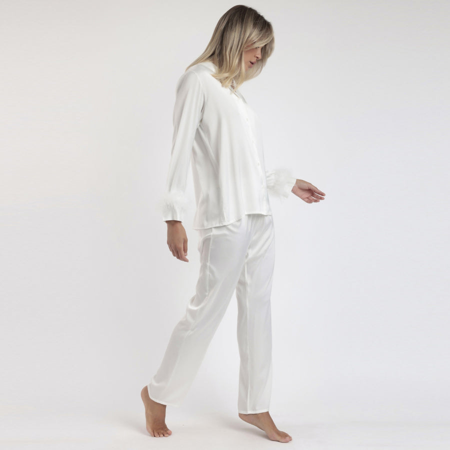 62550-0 - Pigiama in raso aperto avanti con piume sulle maniche