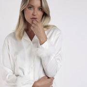 62550-0 - Pigiama in raso aperto avanti con piume sulle maniche