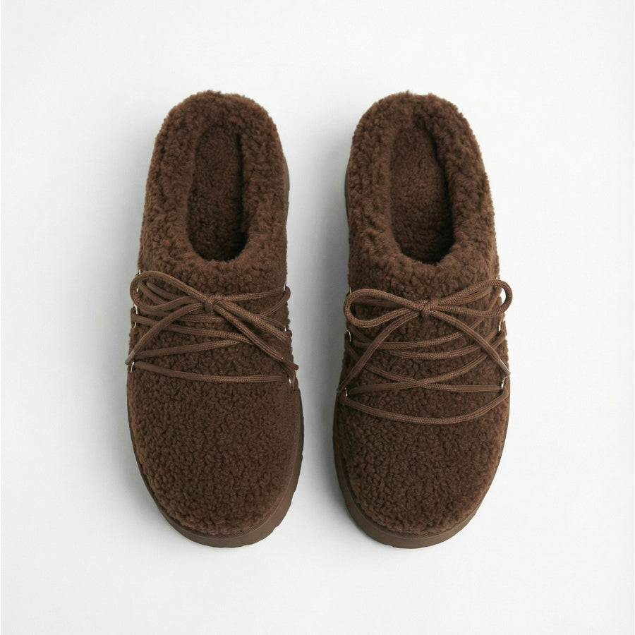 69210-0 - Pantofole da donna marroni con fodera in sherpa e suola con plateau.