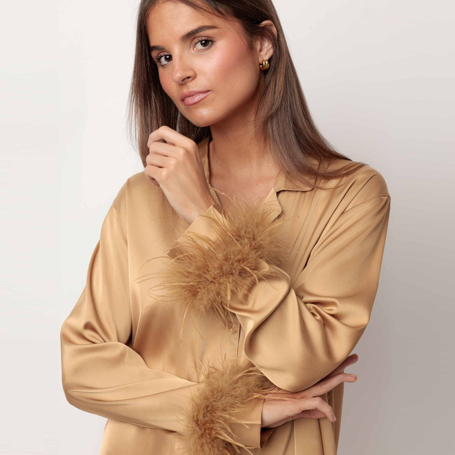 62550-0 - Pigiama in raso aperto avanti con piume sulle maniche