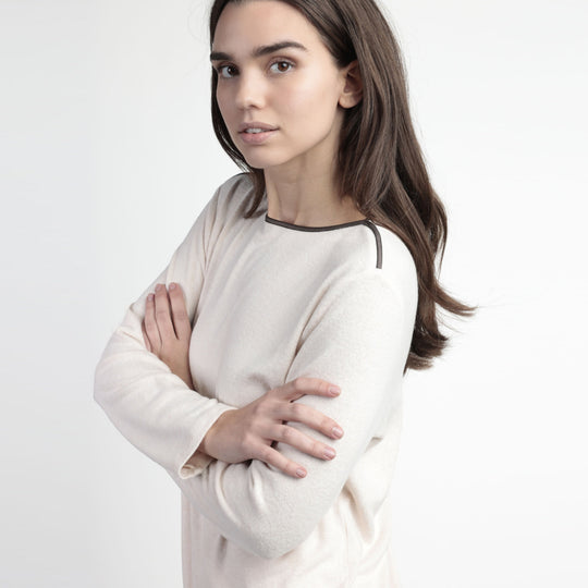 63628-0 - Pigiama elegante a maniche lunghe da donna con inserti in raso