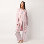 67289-0 - Vestaglia sciallata in coral con dettaglio in macramè sul bordo