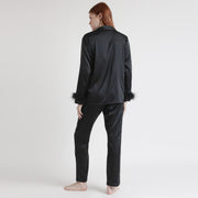 62550-0 - Pigiama in raso aperto avanti con piume sulle maniche