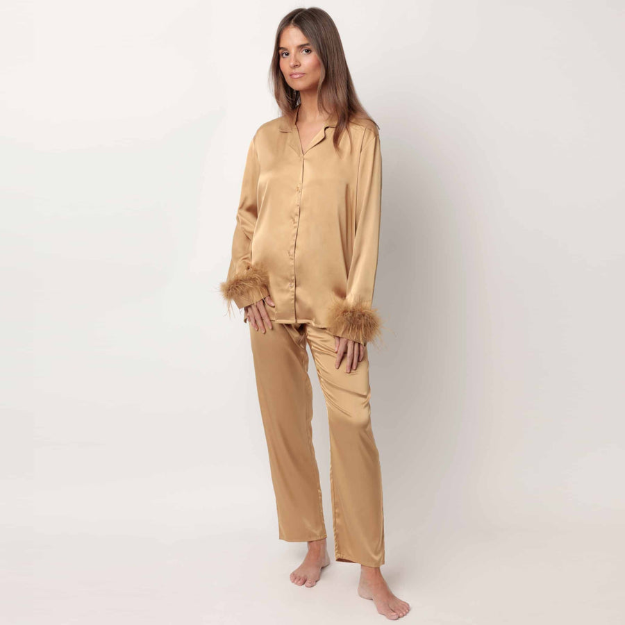 62550-0 - Pigiama in raso aperto avanti con piume sulle maniche