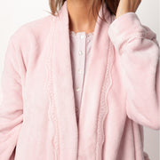 67289-0 - Vestaglia sciallata in coral con dettaglio in macramè sul bordo