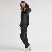 62550-0 - Pigiama in raso aperto avanti con piume sulle maniche