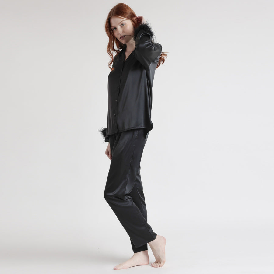 62550-0 - Pigiama in raso aperto avanti con piume sulle maniche